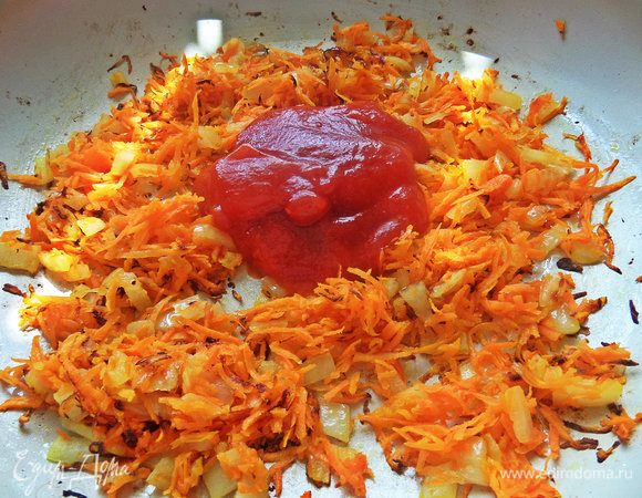 Обжарить, позже добавить томатную пасту или соус.