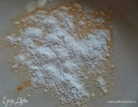 На отдельной сухой сковороде обжарить муку до появления дымка.