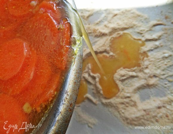 Влить бульон потихоньку в муку.