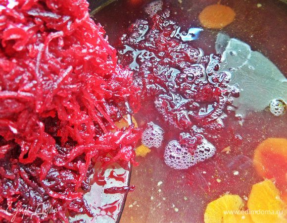 В остальной бульон переложить свеклу и мучную кашу.