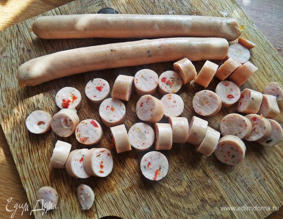 Сосиски у меня куриные без красителей: с базиликом, сыром и томатом.