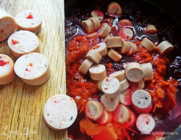 Пересыпать в кастрюлю с супом.