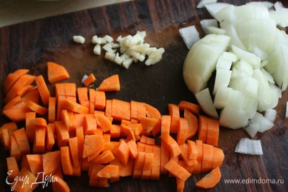 Лук и чеснок очистить, мелко порубить. Морковь и картофель очистить, нарезать кусочками.