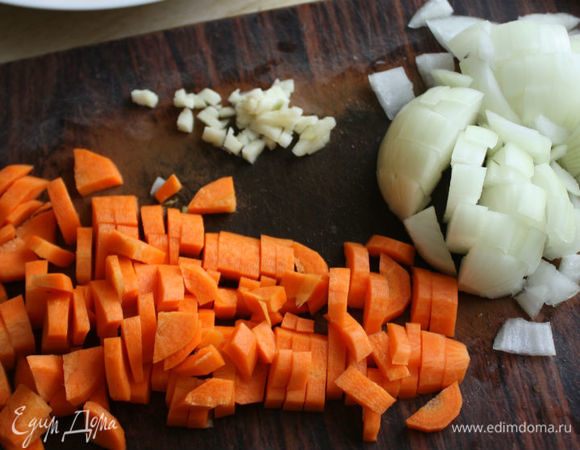 Лук и чеснок очистить, мелко порубить. Морковь и картофель очистить, нарезать кусочками.