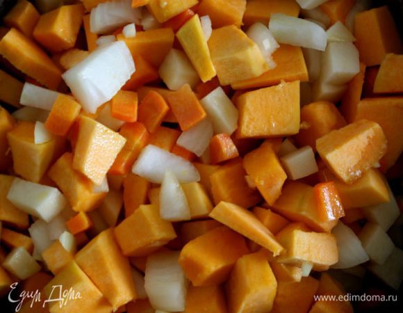 В глубоком сотейнике растопить масло, добавить куски тыквы, лук, чеснок, морковь и картофель. Постоянно помешивая, обжарить на сильном огне, затем влить горячий бульон и варить около 20 минут.
