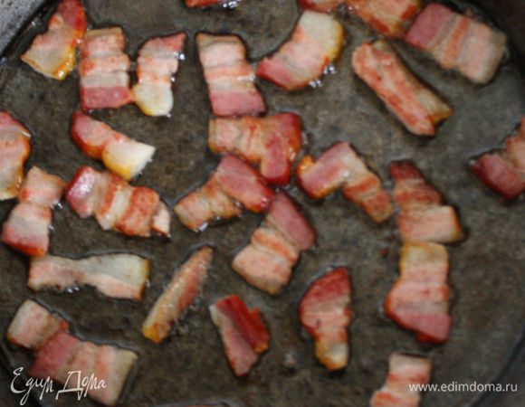 На сухой сковороде в течении 2–3 минут обжарить ядра тыквенных семечек и переложить в миску. Бекон нарезать тонкими ломтиками, обжарить на среднем огне, стараясь вытопить жир, затем хрустящие ломтики убрать из сковороды.
