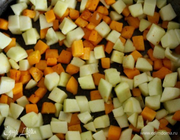 Тыквенные кубики положить в сковороду с жиром и обжарить в течении 2 минут, постоянно переворачивая их. Добавить  нарезанные яблоки и готовить на маленьком огне еще пару минут, пока они не станут «стекловидными». Петрушку вымыть, обсушить, листья мелко нарезать. Овощи в бульоне пюрировать блендером, влить сливки и приправить солью, перцем.
