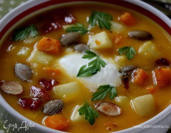 Суп разлить по суповым чашкам или тарелкам. В каждую положить смесь из тыквы и яблок, ломтики бекона и сметану. Сверху посыпать семенами тыквы и петрушкой, влить тыквенное масло. Приятного аппетита!