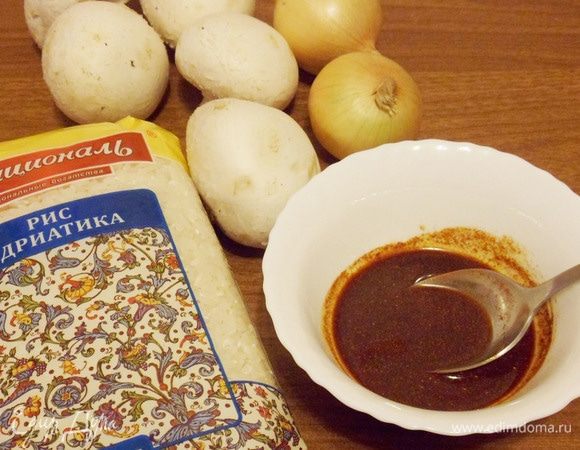 В небольшой миске смешать паприку, острый красный перец, соль и 1–2 ст. л. растительного масла. Тщательно перемешать.