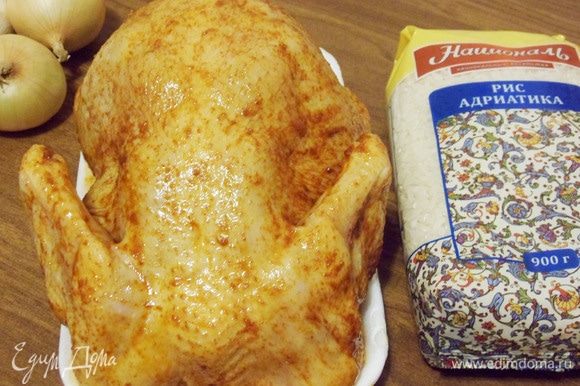 Полученной смесью натереть курицу и снаружи и внутри. Поставить мариноваться на 1–2 часа в холодильник.