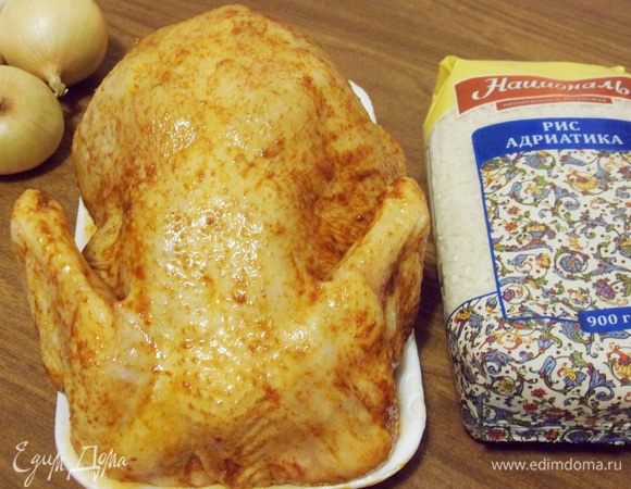 Полученной смесью натереть курицу и снаружи и внутри. Поставить мариноваться на 1–2 часа в холодильник.