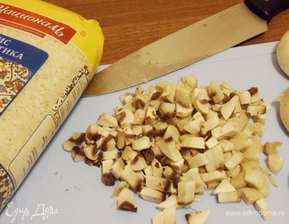 Шампиньоны помыть, почистить и нарезать кусочками.