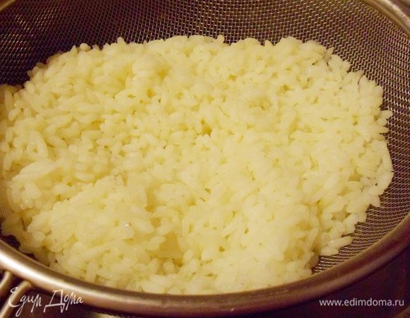 Затем рис откинуть, промыть горячей водой.