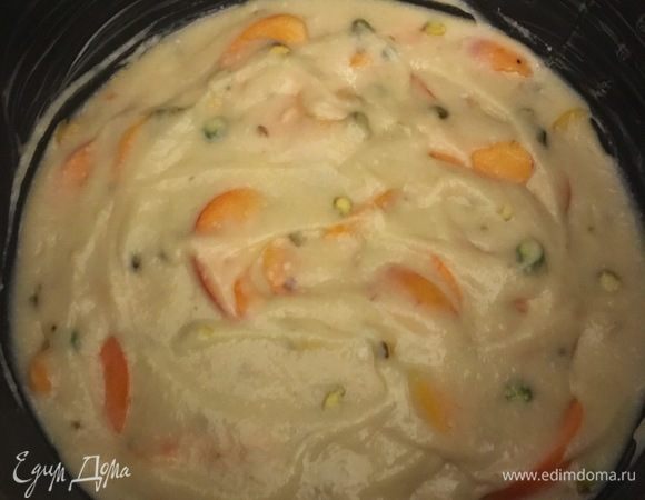 Форму натереть сливочным маслом. Выложить тесто. Я выпекала в скороварке 30 минут.