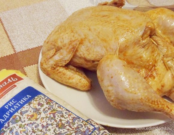 Нафаршировать курицу начинкой (не очень плотно). Заколоть зубочистками.