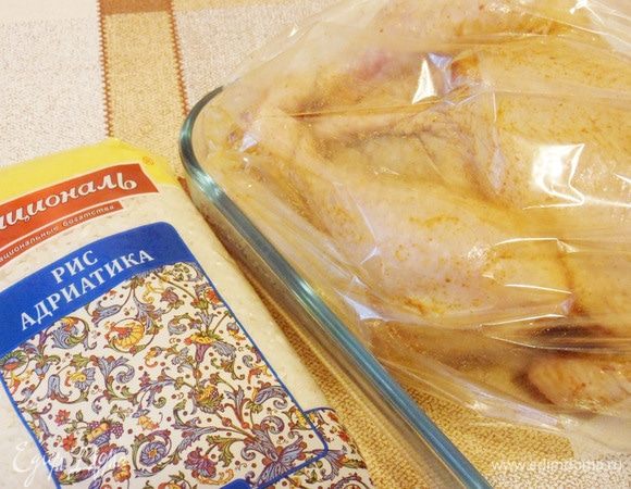 Завязать рукав для запекания с одной стороны, вложить курицу и завязать с противоположной стороны. Положить курицу на противень (у меня большая форма). Сверху сделать несколько проколов зубочисткой для выхода пара в процессе запекания курицы. Поставить в предварительно разогретую до 200–220°С духовку на один час (ориентируйтесь на вес птицы).