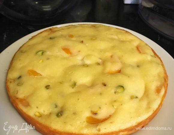 Остудить кекс, намазать сверху кремом, украсить на свой вкус (у меня листья мяты, абрикосы, фисташки, сверху посыпано сахарной пудрой). 
