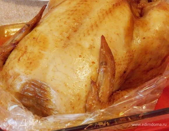 Через час рукав разрезать, развернуть. Полить курицу выделившемся соком (можно это сделать несколько раз) и запекать еще около 20 минут. 