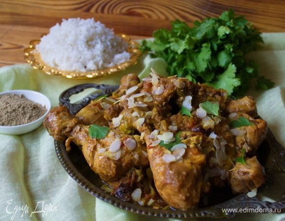 Добавить миндаль, лимонный сок и соль. Тушить еще 5–10 минут.
При подаче посыпать кинзой. На гарнир подать рассыпчатый рис (басмати или жасмин великолепны).