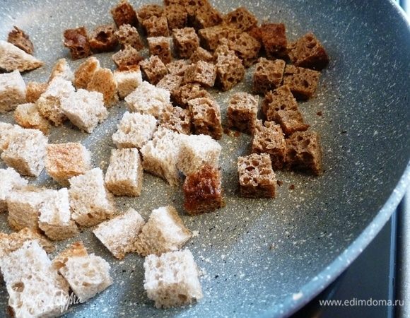 Черный и серый хлеб нарежем на кубики и подсушим на сухой сковороде. Можно в духовке или микроволновке.