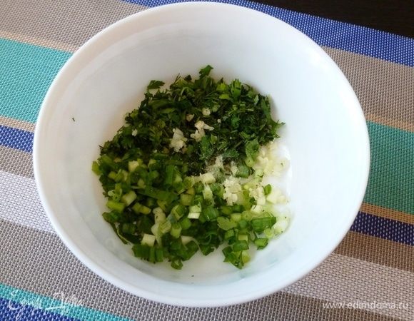 Нарежем зелень и зубчик чеснока.