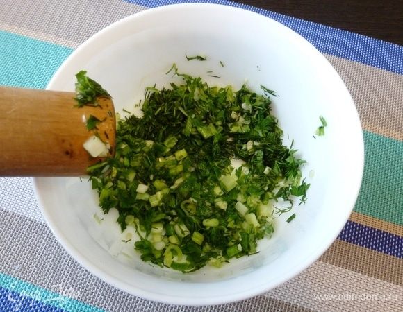 Посолим и разомнем толкушкой до выделения сока.