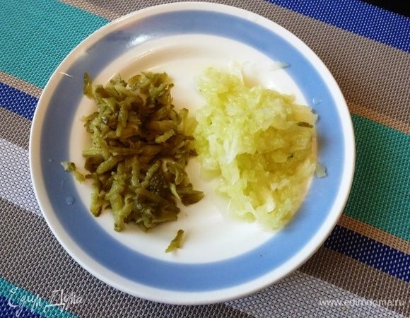 Натрем на терке огурцы. Со свежего огурца с счистила кожицу.