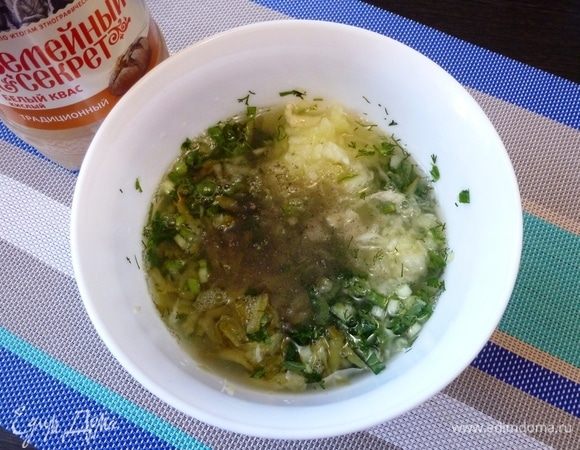 В миску к зелени кладем огурцы и заливаем квасом «Семейный секрет». Приправим черным перцем, посолим и  добавим сахар по вкусу.