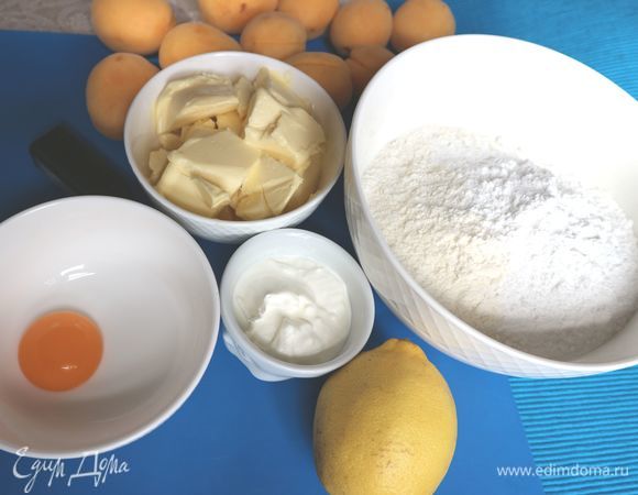 Приготовить все необходимое для теста. Масло достать из холодильника заранее, порезать на кусочки. В муку добавить сахарную пудру и соль.