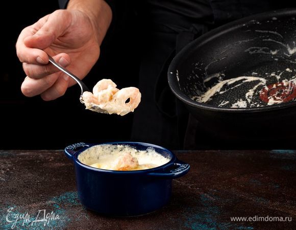 Выложите в каждую формочку с яйцами креветки. 