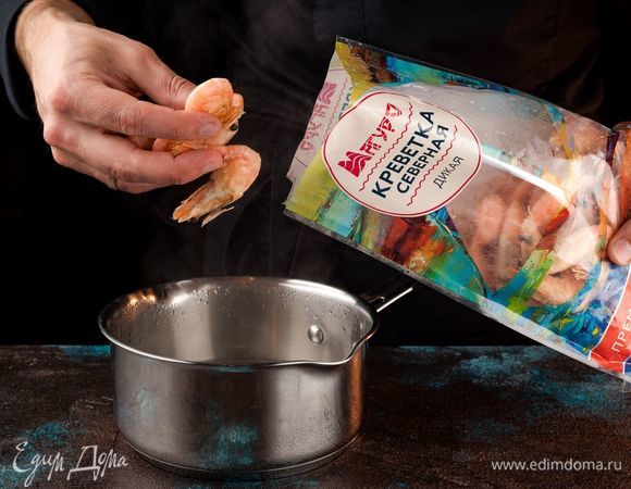 Креветки ТМ «Магуро» разморозьте и очистите.