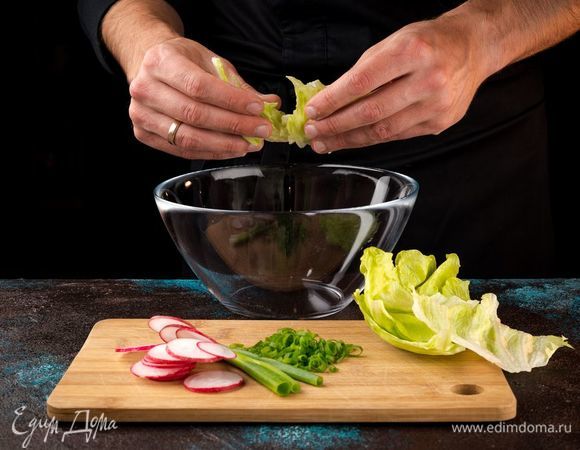 Салат айсберг порвите руками, редис нарежьте кружочками, зеленый лук измельчите. 