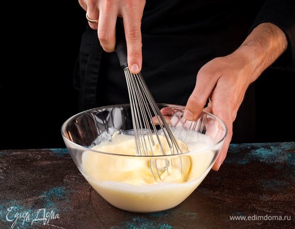 Взбейте омлет.