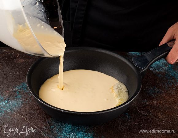 Поджарьте омлет на сливочном масле с обеих сторон.