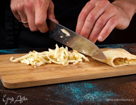 Остудите омлет и нарежьте его полосками.