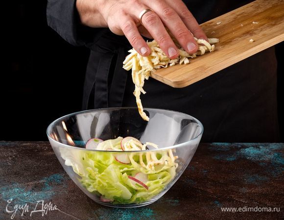 Добавьте омлет к салату. 