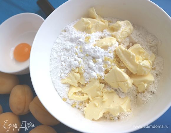 Добавить масло, натертую на мелкой терке цедру, ванильную эссенцию, желток, сметану. Перемешать.