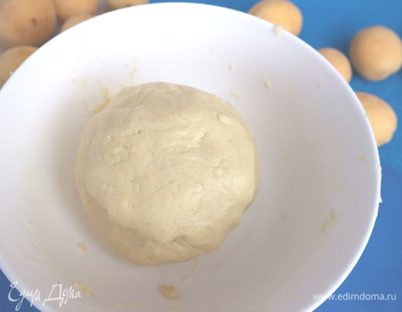 Скатать шар, завернуть в пленку, убрать в холодильник на 40–60 минут.