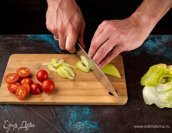 Овощи и зелень моем и обсушиваем бумажным полотенцем. Листья салата нарезать произвольно, сельдерей — полосками по диагонали, помидоры черри разрезать пополам. 
