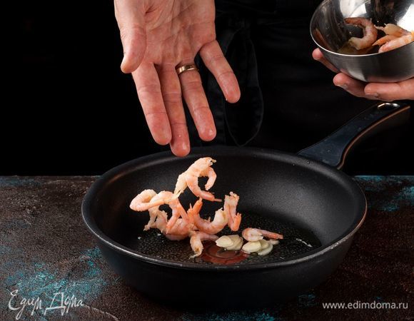 Креветки ТМ «Магуро» почистить и обжарить в чесночном масле 1 минуту.