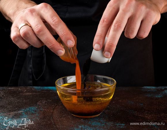 Приготовьте ароматную заправку. Для этого смешайте все составляющие: соевый соус, вино белое сухое, соус табаско, масло оливковое.