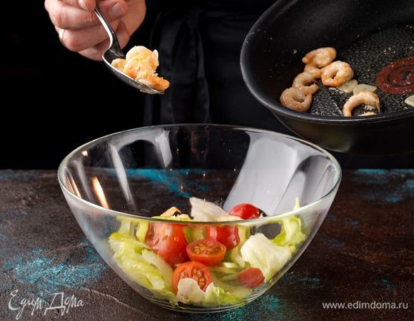 В заправленный салат добавьте обжаренные креветки, перемешайте.