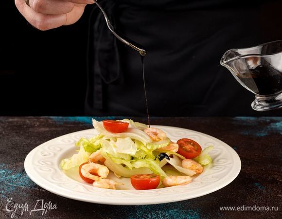 Сбрызните салат бальзамическим уксусом.