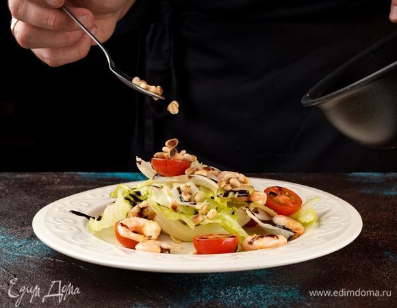 Посыпьте орешками салат.