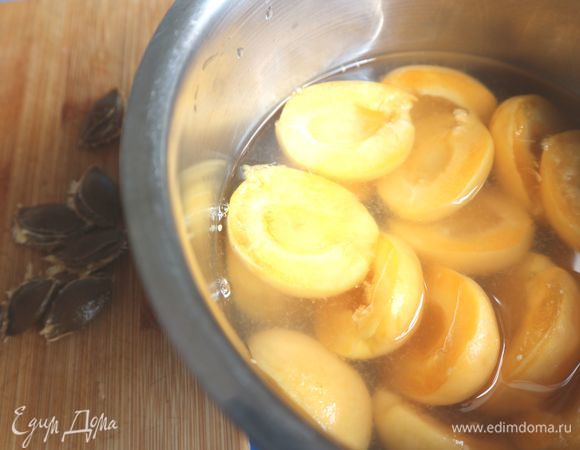 Абрикосы вымыть, разрезать пополам. удалите косточки. Поместить в кастрюльку с водой, сахаром (50 г), ванильным сахаром и лимонным соком  (0,5 лимона), кратковременно прокипятить на небольшом огне.
