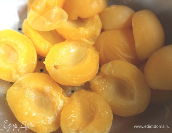 Затем поместить абрикосы в дуршлаг, слить раствор.