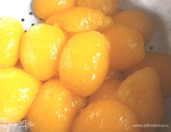 Очистить абрикосы от кожуры и  ароматизировать абрикосовым  шнапсом (или ликером).