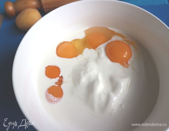 Приготовить заливку. Смешать сметану с крем-фреш, сливками, яйцами и желтками.