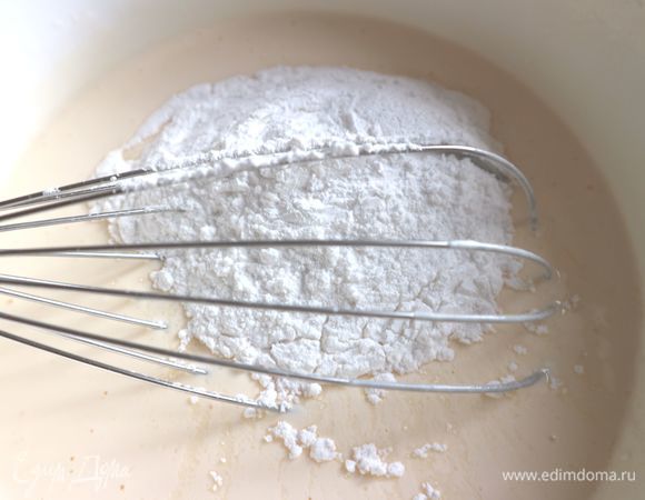 Добавить сахарную пудру, перемешать.