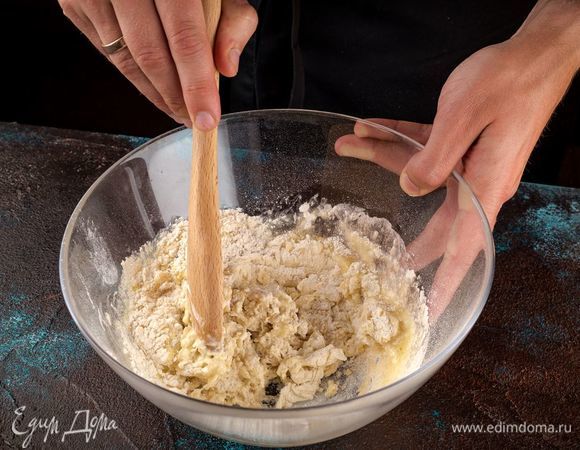 Приготовьте тесто для пиццы. Для этого просейте муку. Добавьте в нее сухие дрожжи, масло, соль и сахар. Все хорошо перемешайте. В 170 мл теплой воды добавьте оливковое масло. Перемешайте и добавьте в муку.  Замесите тесто, добавляя постепенно оставшуюся муку. Вымешивайте, пока тесто не перестанет липнуть к рукам. Накройте тесто полотняной салфеткой и поставьте в теплое место на 45 минут.